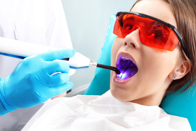 Έρευνα δείχνει τα οφέλη του laser στα οδοντικά προβλήματα