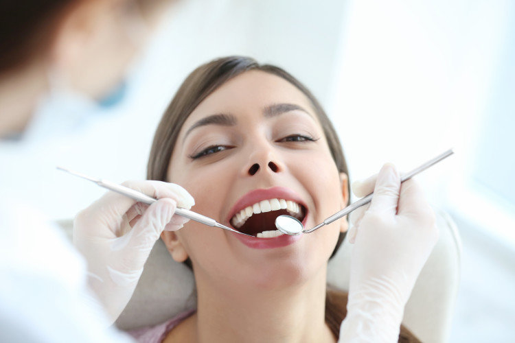 5 λόγοι γιατί πρέπει να κάνεις τακτικό καθαρισμό στα δόντια!
